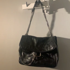 Zara väska - Säljer denna super fina svarta väskan från zara, använd endast några få gånger men ser ut som ny. Den är mycket rymlig!