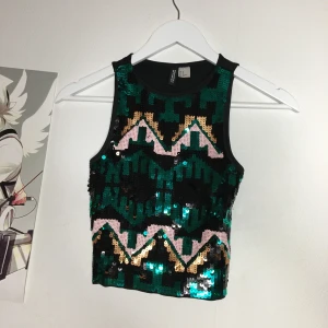 Glitter croptop. Strl: xs - Använd en gång! //// Skriv gärna om du vill ha mer bilder/bilder med plagget på - hade inte möjligheten att ta bild med alla plagg på :) TVÄTTAS EFTER BILD TAGEN kramiskrambjörn på dig