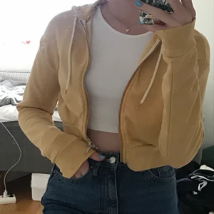 Cropad munkjacka från hm stl s - Köpt för ca 1 år sedan, sparsamt använd. Var senapsgul från början men blekt med klorin så den är lite fläckig i färgen annars i super skick 