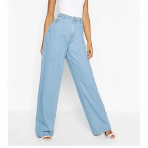 Vida jeans  - Säljer dessa oanvända jeans ifrån boohoo. Dom är i storleken 36 och i kategorin ”tall” 