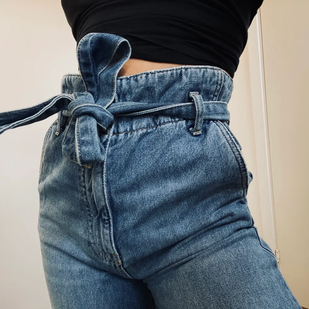 Dessa SKIIIT snygga jeans från GinaTricot med as cool bältes detalj i midjan. Avtagbart bälte går att använda jeansen utan bälte oxå. Nypris 599kr knappt använda. Säljes för 249kr. Jeans & Byxor.