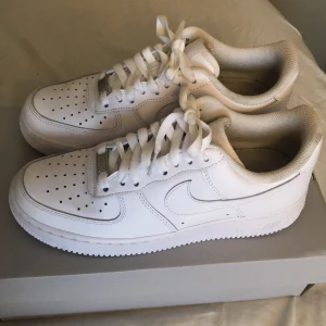 air force 1 (strl 40,5) - nästan helt oanvända, har även gjort rent dom så mycket som går. Kartong ingår dock är den lite sönder