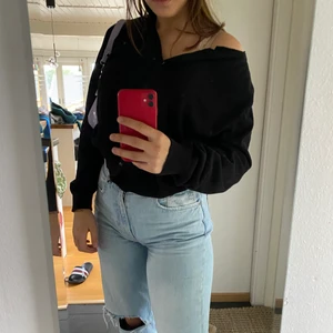 Svart kofta - Sötaste koftan med små knappar på i strl XL så är lite ”oversized”! Kan bäras som på bilden men även som en ”vanlig” kofta. Köpt på H&M på 00 talet. Har fler bilder så fråga bara!