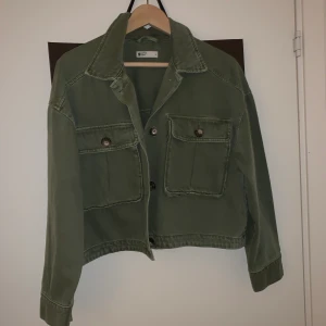 Grön jacka  - Grön oversize jacka från Gina Tricot 