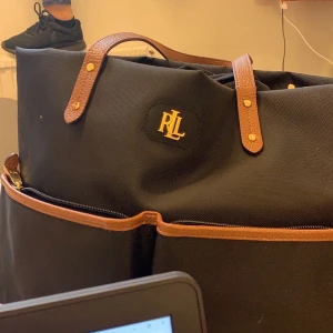 Äkta Ralph Lauren väska - Intressekoll på denna väska då den inte kommer till så mycket användning, det är en äkta Lauren Ralph Lauren väska i riktigt bra skick! Buda om du är intresserad, säljer vid bra bud 🥰