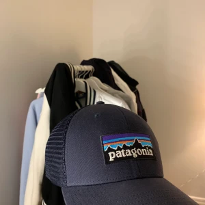 Patagonia keps - Säljer min superfin patagonia keps. Väldigt bra skick och använt fåtal gånger! Skriv för frakt❤️