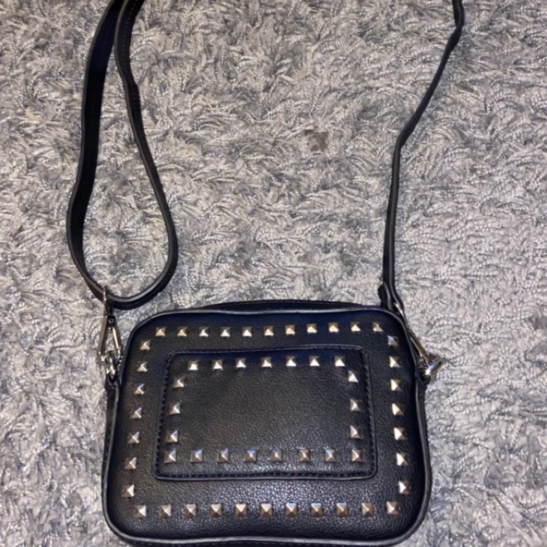Väska med nitar