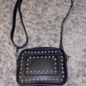Väska med nitar - Säljer min jättefina väska ifrån kappahl som jag bara testat men aldrig använt✨💗 säljer pga har för många väskor...