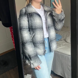 Perfekta vinterjackan! - Köpt på secondhand men knappt kommit till användning så därför säljer jag den nu, super bra skick och super skön. Håller värmen bra vilket gör att man inte fryser i vinter🤩💛