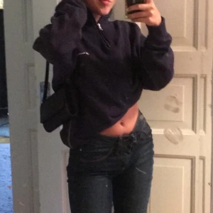 Champion hoddie - Här har vi en jätte snygg mörk blå champion hoddie i storlek S/M, buda i kommentarerna startpris 250kr