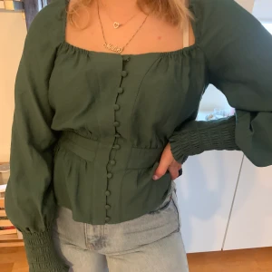 AFJ x NA-KD strl 36 - Köpte Frida Tordhags blus för NA-KD i våras. Använt den 1 gång men den är lite för stor så vill därför sälja den till någon som har bättre nytta av den. Jag köpte den för 399 men säljer den för 200kr. Jag kan stå för frakten vid snabb affär <3