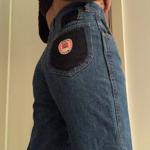 BEYOND RETRO JEANS - Jeans från beyond retro! Med fint broderi ish liknande på bakfickan och framfickan! Älskar dem men storleken är för liten för mig:( Jag är 160cm, på lappen står d size 12, jag tycker att de är exakt en xs✨ Kontaka mig för mer info!🥰