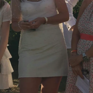 Vit kjol i skinnimitation - Säljer vit kjol i skinnimitation. (Notera att pärlorna ovanpå kjolen är från min tröja!). Storlek M. Otroligt skön kjol!