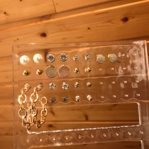 Örhängen  - 12 olika par örhängen i guld och silver, alla örhängena spritas av innan ah skickar dem! 3 par för 25kr, ett par för 10