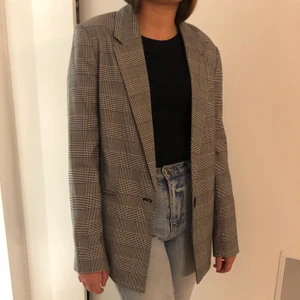Kavaj från bershka - Säljer denna jättefina rutiga kavaj från bershka. Superfin att både klä ner och klä upp. Den är i storlek M men passar även S. Möts helst upp i stan. Buda i kommentarerna! 💕