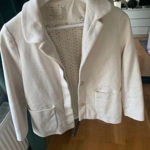 blazer/tunn jacka  - ljus blazer från zara kids! knappt använd, säljer då den tyvärr har blivit för liten för mig. storlek 152 (11 år), passar en xxs. köpare står för frakt💘