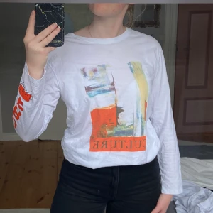 Långarmad T-shirt från NA-KD, stl: S - Jättefin och skön långarmad T-shirt i tunt material från nakd, snyggt tryck på både bröst samt armar, lång men går att stoppa in snyggt, använd sparsamt, stl:S 