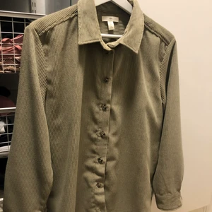 Grön skjorta / manchesterskjorta - Storlek M