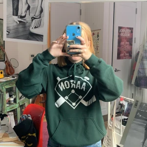 Mörk grön highschool hoddie  - Säljer denna otroligt snygga highschool hoddien 🌟🌟 budgivning direkt i kommentarerna, startbud 240kr + eventuell frakt🥰 hör av er vid frågor!❤️