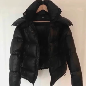 Bikbok jacka - Svart eftersökt pufferjacka från bikbok som är inköpt förra året. Köpt för 1300 kronor. Storlek M men passar mig som är en S bra. Skriv privat för fler bilder. Buda i kommentarerna från 600 kronor eller köp direkt för 850 kronor💕