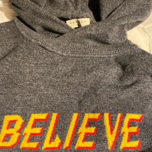 Sandro huddie kashmir  - BUDET LIGGER PÅ 425kr Kashmirhuddie, använd men gott skick! Du står för frakten om du inte kan mötas upp i centrala Stockholm 