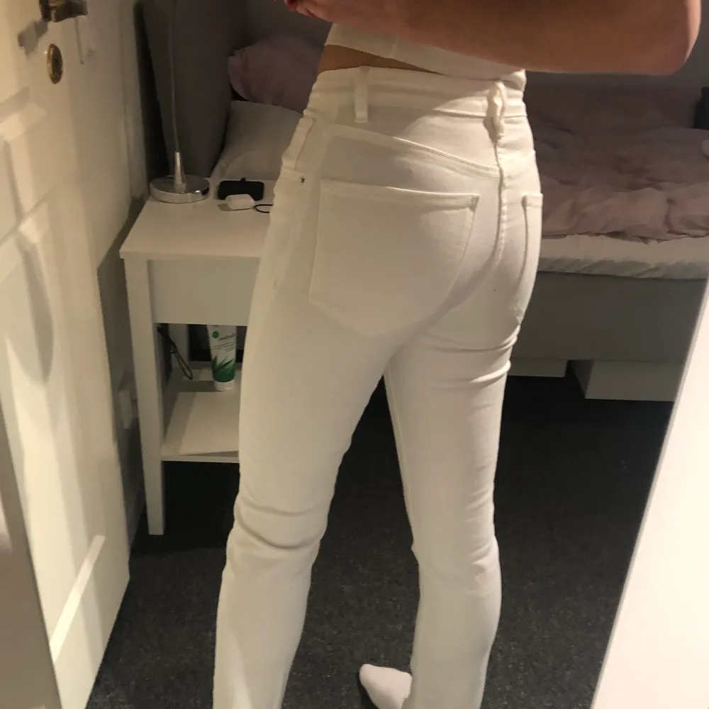 Låga vita jeans från Zara, knappt använda. Passar 32 och 34. Raka och lite slitningar nedtill. . Jeans & Byxor.