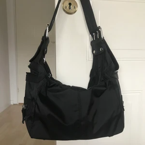 90-tals inspirerad väska - Axelväska från asos i bra skick, med flera fack.