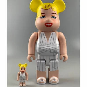 Bearbick Marilyn Monroe - 🔌 Bearbick Marilyn Monroe 100% & 400%                 - Con: Brand New.                                                          - Vårt pris: 1599kr                                                            - Retail price: ~ 1900kr                               #PufferyPlug 