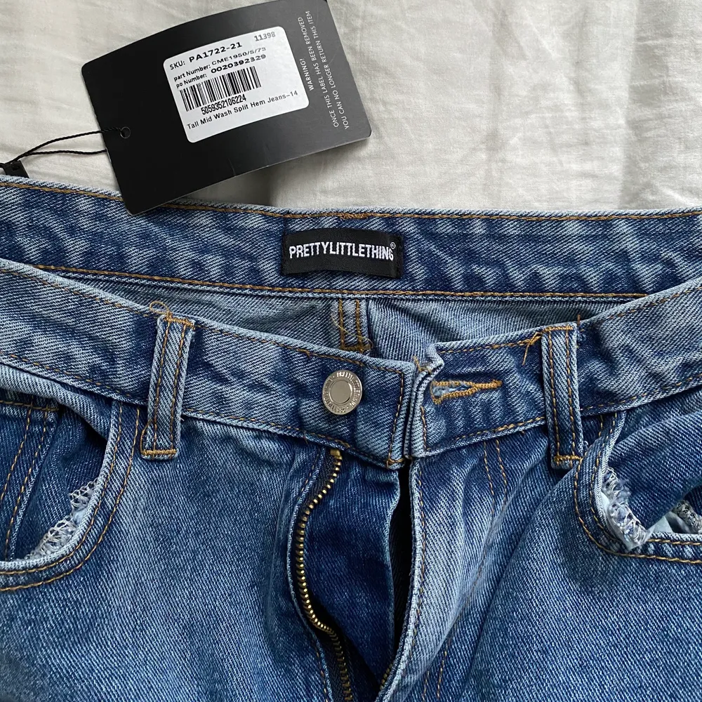 Oanvända långa jeans med prislapp kvar. Jättesnygg modell men säljs då de inte passar! Lite små i storleken . Jeans & Byxor.
