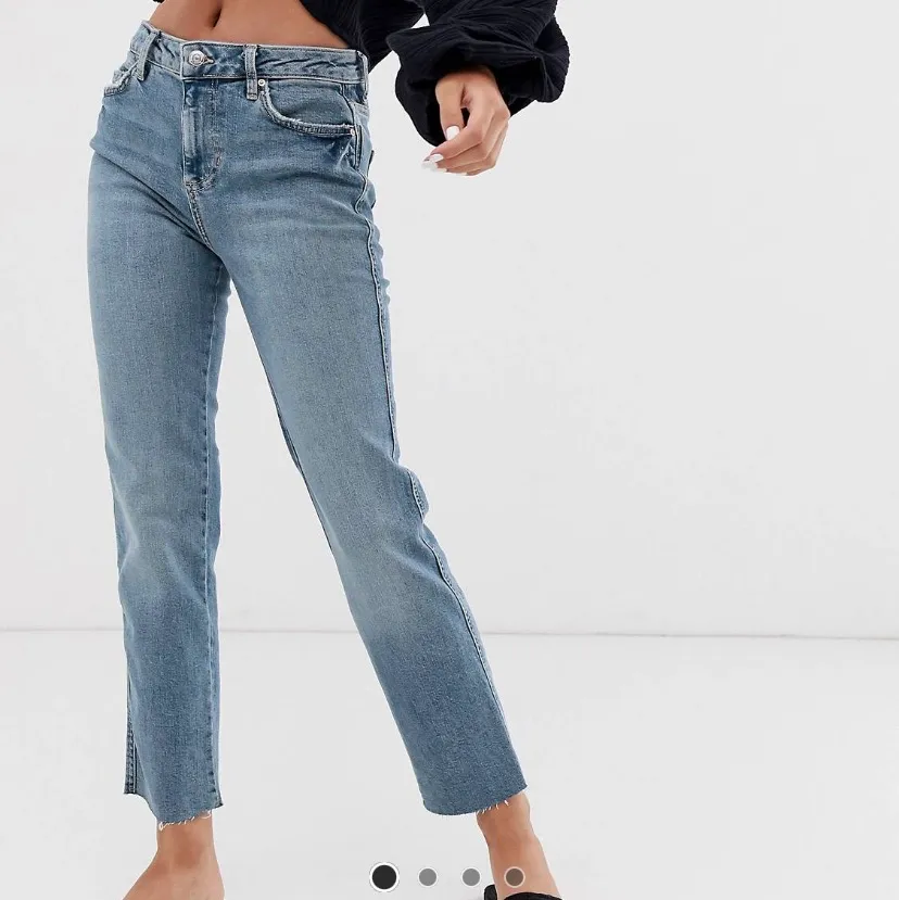 Helt nya lågmidjade straight leg jeans köpta från ASOS märket free people, aldrig använda. Nypris 570kr. Köparen står för frakt.. Jeans & Byxor.