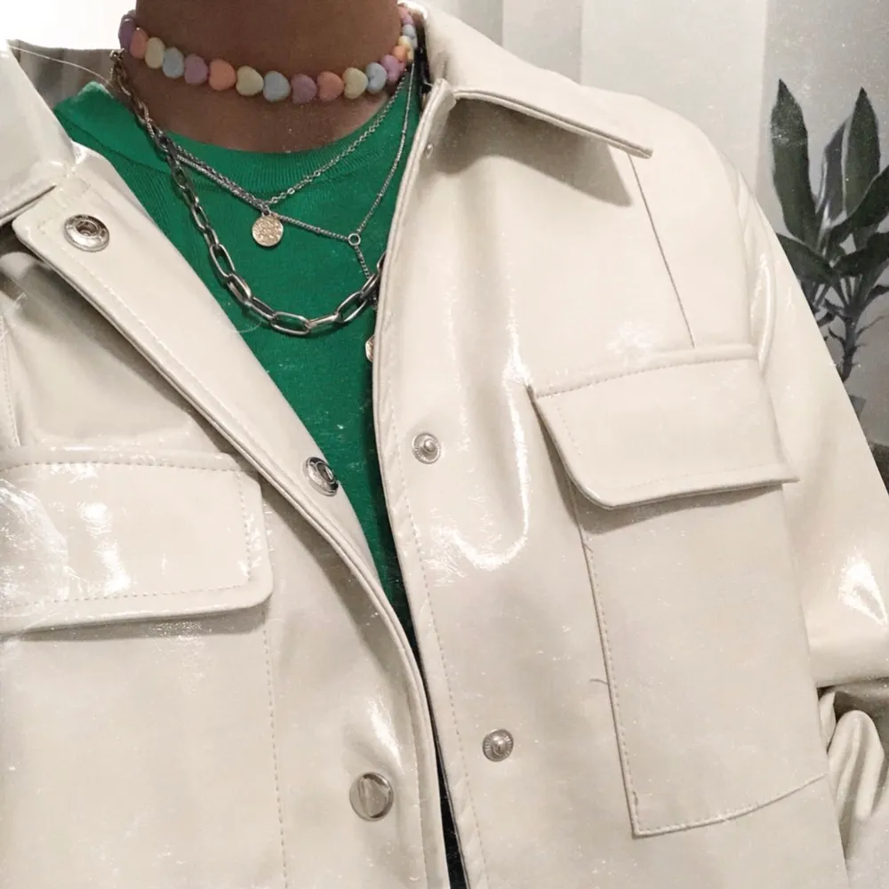 Grön stickad tröja från Zara i skönt material och knäppe i ryggen.. Tröjor & Koftor.