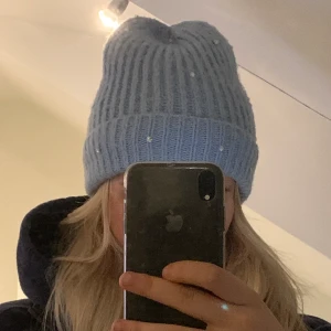Ljusblå mössa från zara💕🙏🙏 - Säljer min ljusblå mössa med ”kristaller” från zara🤩💘Så fin och passar till allt men är lite liten på mig😭👊