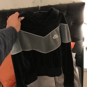 Nike Hoodie strl S  - Sammettyg i svart & ljusblå, storlek S och sitter bra på mig som är 163 cm lång. Kortare än en vanlig hoodie, men inte magtröja. Köpt på JD i Köpenhamn för 1 år sedan. Tror orginalpriset var 800. Använt ca 4 gånger.
