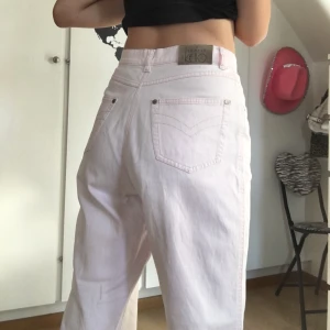 Rosa jeans  - Högmidjade ljusrosa jeans i stl 38💝 Byxorna har en liten fläck på ena knät, se bild 3. (köpare står för frakten, 44kr📦) BETALNING SKER VIA SWISH 