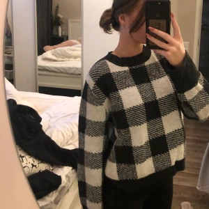 Rutig stickad tröja - Så snygg rutig stickad tröja!! Så mysig och skön nu till hösten. Storlek S men skulle säga att den passar xs-m. 100kr + frakt eller bud!💞