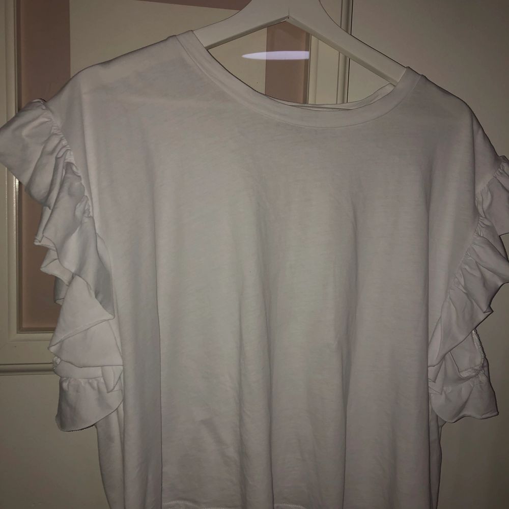 En jättefin tröja från zara men tyvärr för stor för mig.❤️ Aldrig andvänt! Den är i storlek L lite bredare och kortare i storleken än vanliga tröjor (t-shirtar)❤️. T-shirts.