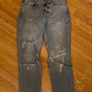 Jeans - 1&3 är boyfriend fit, 2 är skinny. 1 är från H&M, storlek S. 2 från bikbok, storlek M. 3 från junkyard, storlek M. 50kr/st eller alla för 120kr. 