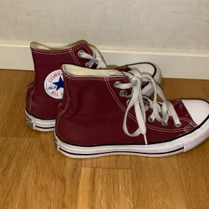 Märkesskor  - Jättefina Converse använda en gång, bra skick och inga skador🥰