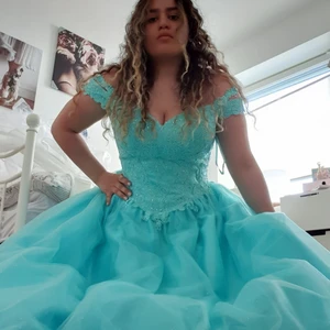 Balklänning  - Fransk klänning som är unik och tillverkas inte längre och ingen kommer ha en liknande. Brukade kosta 8000kr men nu säljs den för 5000kr och den har aldrig används 