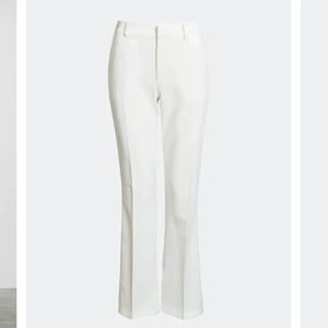 Vita, flare kostymbyxor  - Kostymbyxor från BikBok i storlek XS. Säljs pågrund av att de ej använda (har använts två gånger) och fel passform på min kroppstyp. SUPERSKÖNA och bra kvalité, passar perfekt för skola och fest. Fickor bak och utsvängda nertill. Finns även i svart & beig