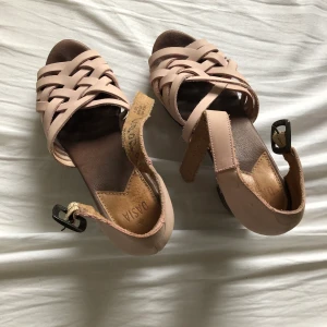 klackar - superfina låga klackar från dasia i storlek 38. ganska högt inköpspris & endast använda ett fåtal gånger. superskön sula i!!!!