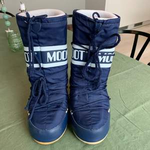 Säljer mina moon boots i marinblått. Använda ett fåtal gånger så i väldigt fint skick. Perfekta skor till vintern då de båda är varma och sköna att gå i. Kontakta vid intresse! 