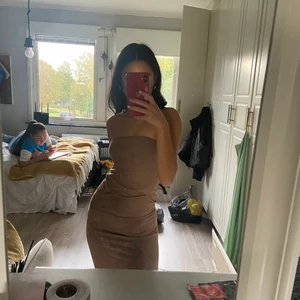 Klänning - Suede klänning! Jag har inga bröst alls men de sitter ändå super snyggt och tajt på mig och framhäver ens fina kurvor! Den sitter superbra på Xs, S samt M