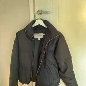 Pufferjacka från NLY TREND - Snygg pufferjacka från Nelly. Är i bra skick. Köparen står för frakt!