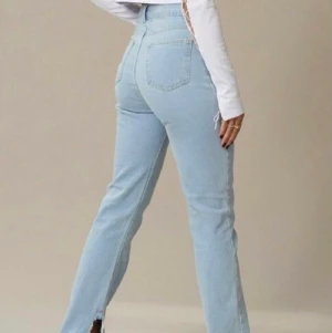 Hanna Schöberg. - Superfina jeans från Hanna Schöberg x nakd, är i storlek 36 men passar även på en 38. Dom är helt nya aldrig använda, lappen sitter kvar och det tillkommer extra knappar. Bilden är lånas från NAKDs hemsida och rekommenderar stark att ni tar och kollar in deras underbara kläder.