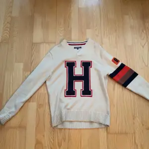 Stickad Tommy hilfiger tröja, mycket bra skick. 