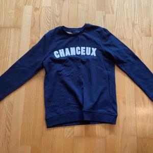 Blå sweatshirt - Blå sweatshirt från jack&jones i bra skick.