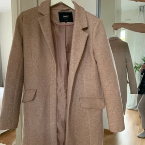 Beige/brun kappa - Fin kappa från only köpt förra året! Använd ett fåtal gånger, fint skick. Passar bra som höstkappa 😍 Den är storlek XS men jag är en XS/S och den sitter fint.