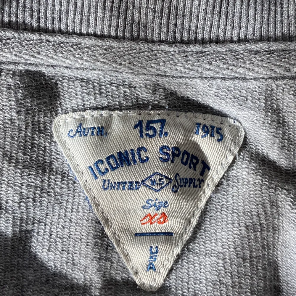 En grå skön tröja från Lager 157, har ett blått tryck och är i storlek Xs. Använd några gånger men är i bra sick.. Tröjor & Koftor.