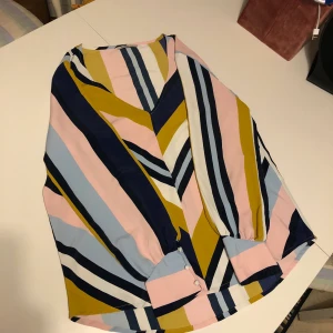 Snygg blus - Använd men i fint skick. 